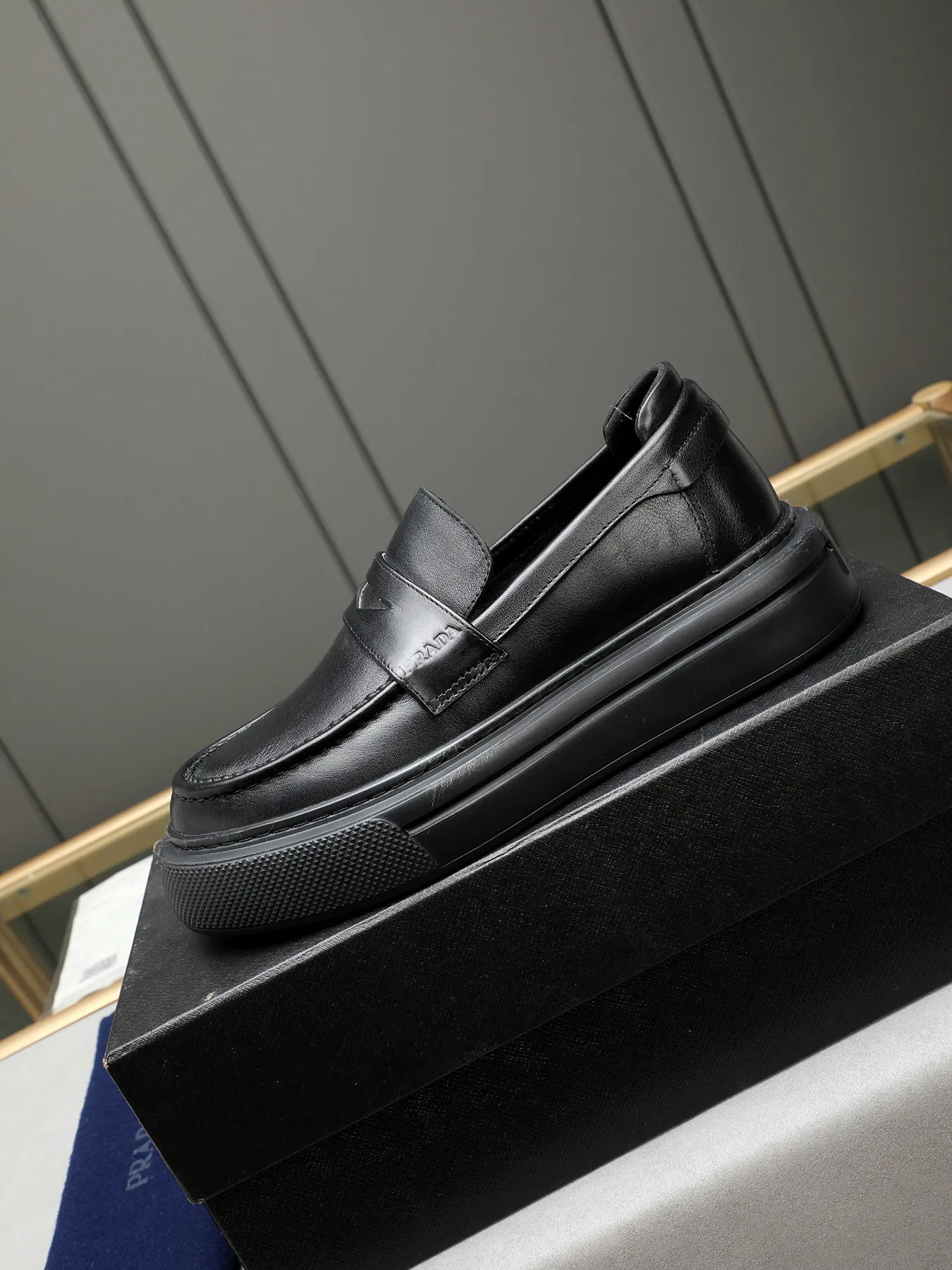 Men's Men's Shoes 💰500 Prada/Prada Men's new casual shoes, this upper is made of imported calfskin + sheep lining! The outsole is made of non-slip foam outsole, which feels good on your feet and is a fashionable and stylish item!  Size: 38-44 (45 customized)
